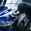 トップコートのムラを無くすように細部まで拭き上げを行っていく