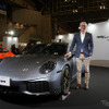 ポルシェジャパン イモー・ブッシュマン社長と日本初公開となった新型911ターボS（10日、オートモビルカウンシル2026会場にて）
