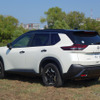 日産エクストレイルのリアビュー。SUVとしてオーセンティックなフォルムだが若干特徴に乏しい
