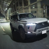 都会のナイトシーンに映えるGX550。マットプロテクションフィルムがボディラインの美しさを際立たせる