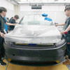 施工スタッフが多く広い面の施工も難なくこなしていく