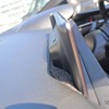 取り付け部の背面を見ると加工の後は見られるもののの、9型モニターを美しく収めている。