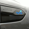 フロントフェンダー側面の「ESPRIT ALPINE」ロゴ。このブルーのロゴが付いているだけで萌える