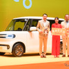 BYD ラッコのCMキャラクターをつとめる女優の広瀬アリスさん（中央）