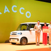 BYD ラッコと、左からBYD劉副総裁、広瀬アリスさん、BYD Auto Japan東福寺厚樹社長