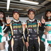 GT300ポールの#2 ロータス、加藤（中央左）と高橋（同右）。