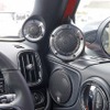 中高域スピーカーとしてツイーター、ミッドハイ、ミッドローを設置、Aピラーとドア上部に凝縮してインストールされている。
