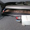 助手席シート下にも同じくザプコのパワーアンプであるZ150をインストール。ツイーターをドライブするのはモスコニのピコ2。