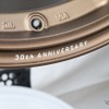 TE37を象徴するブロンズカラーも用意されている