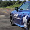 駐車場の一画に作られた特設コースを可能な限り攻める走りは多くのギャラリーも集めた