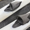 3Dプリンターで作ったパーツと車両の内張などをドッキングさせる作業。ぴたりとフィットするので接着作業がメインになる。