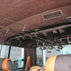 ルーフ側にはロッドホルダーを設置したランクル80。釣り仕様であることがよくわかる充実した室内装備を備える。