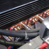 アンプラックの下層を見るとビーウィズのモノラルアンプであるP-100Rがインストールされているのが見える。