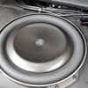 サブウーファーには薄型ユニットとして定評のあるJLオーディオの13TW5 v2-2を用いてスペース効率を高めた。