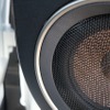 アウターバッフルは純正デザインを損なわない仕上がりとした。スピーカー周辺のリングパーツは純正を用いている。