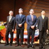 左から吉永社長、武藤専務、大拔執行役員、石井部長。新プラットフォーム前で