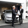 セントラル自動車技研代表取締役社長・田中徳兵衞氏と高宮祐樹選手（Central BMW 浦和営業所、4月9日）