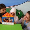 ユニセフ教育専門官とともに、ユニセフのECDキットに含まれている指人形を使って遊ぶ、シリアの女の子（5歳） (c) UNICEF_UNI176330_Youngmeyer