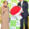 200本のカーネーションを樹木希林へ渡す阿部寛『海よりもまだ深く』母の日トークイベント