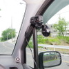 この位置に取り付けると車外の景色も乗員の顔もフレームに納めることができる。不用意にドアを開けると脱落してしまうのが難点。