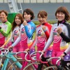 2015年のガールズケイリンコレクション。右から得票順に並ぶ。石井寛子、小林優香、高木真備、石井貴子、梶田舞、加瀬加奈子、長澤彩