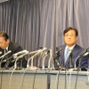 3度目の会見に臨む三菱自動車、益子会長（右）、相川社長（左）