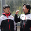 トヨタのハイブリッドレーシング開発を指揮する村田久武氏（右）。