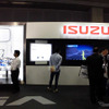 いすゞは、エンジンの6UZ1-TCS、6UV1-CNG、6NX1-TCS、RZ4E-TCや、トランスミッションのMEB9、MVL6などを展示（人とくるまのテクノロジー展2016横浜）