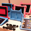 Owltech（オウルテック）のタブレット・iPad用ケース展示　手前の黒いケースは、シリコン製で伸縮する新製品。教育系展示会で参考品として出展したところ、反響が多く、今年度中の製品化を決定したという