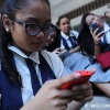 授業後に携帯電話を使う16歳の少女（フィリピン）　(c) UNICEF_UN014974_Estey