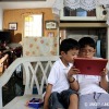 タブレットでインターネットを使う男の子たち（フィリピン）　(c) UNICEF_UN014968_Estey