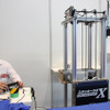 アドウィンは参考展示として「スタッカーロボX」を展示中。学びNEXT内ではもっとも背の高いロボットになるだろう
