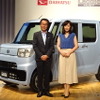 新型軽自動車の発表会に出席した、ダイハツ工業の上田亨上級執行役員（左）と女優の菊池桃子さん
