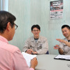HKS 自動車開発部6課の今井達也課長（左）と矢部健司主任（右）