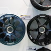 WECに供給している「RAYS World Endurance Championship Center Lock Racing Wheel」（左）と、SUPER GTに供給している「RAYS SUPER GT Center Lock Racing Wheel」