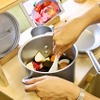 水を入れたら、カレールウを入れる。蓋を閉め、出来上がると、なんと湯気やカレーの香りまでする