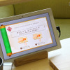 タブレットには、ストーリー仕立てで実際の調理法を示されるだけではなく、要所でクイズが出題され、答えながら次の手順に進んでいく