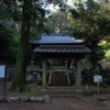 須佐・高山の深部にある宝泉寺。高山（こうやま）は昔は神山と表記されていたらしい。スサノオノミコトが高天原を追放され、朝鮮半島に渡ったものの嫌になって日本に帰ってきたさいに拓いた村が須佐という言い伝えがあり、神山と呼ばれていたのもそれに由来するのだろう。