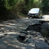 寸断された道路。ここはまだ通行可能。