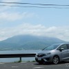 鹿児島・磯海水浴場近くで桜島をバックに記念撮影。