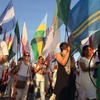 リオデジャネイロ五輪、バーラ・オリンピック・パークで行進する人々（2016年8月6日）