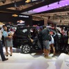 じっくりと車内を確認する来場者（2016 GIIAS）