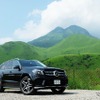 メルセデスベンツ GLS350d 4MATIC Sports。大分・由布岳をバックに記念撮影。