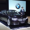 東京で披露されたBMW M760Li xDrive。人物はBMWブランド・マネジメントディビジョンの岡田裕治プロダクト・マーケティングマネジャー　〈撮影　高木啓〉