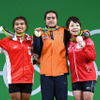 リオデジャネイロ五輪女子重量挙げ48kg級の三宅宏実（右）が銅メダルを獲得（2016年8月6日）