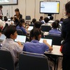 生徒同士が相談するなど、ペアワークやグループワークもひんぱんに盛り込まれる（国語・青山先生）