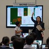 生徒の書込みを、ほかの生徒が内容を予想し解説（国語・青山先生）