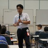 生徒の間を歩きながら授業（算数・夏坂先生）