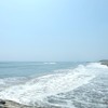 一ッ葉道路のパーキングから海岸へ。渺茫とした日向灘の景色は格別。南の彼方に奇岩「鬼の洗濯板」がある青島が見える。
