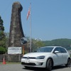 美々津港の「日本海軍発祥之地」碑にて。神武天皇率いる水軍がここを出航し、大阪・中之島まで航海したという。